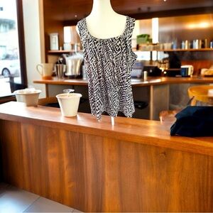 Avenue Black and White Sleeveless Blouse with Metal Accents Size 18/20 NWT